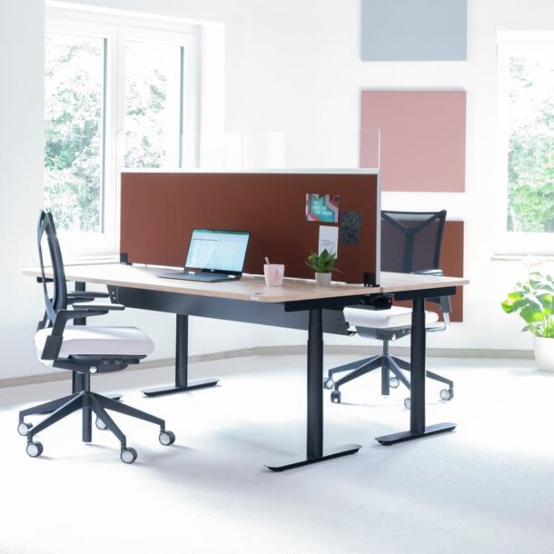 Eckige Schreibtischtrennwand mit Decato als Doppelarbeitsplatz