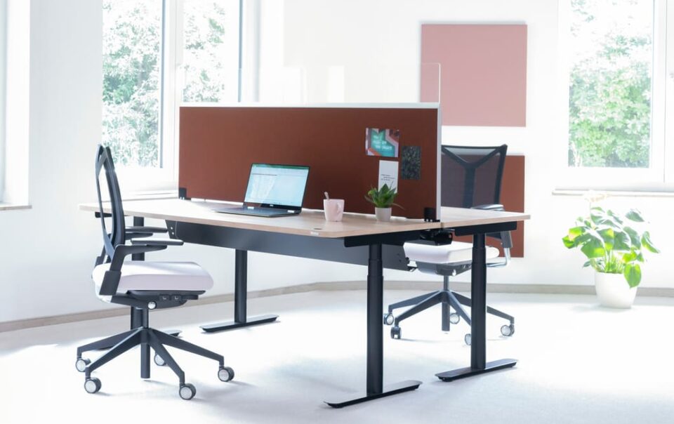 Eckige Schreibtischtrennwand mit Decato als Doppelarbeitsplatz