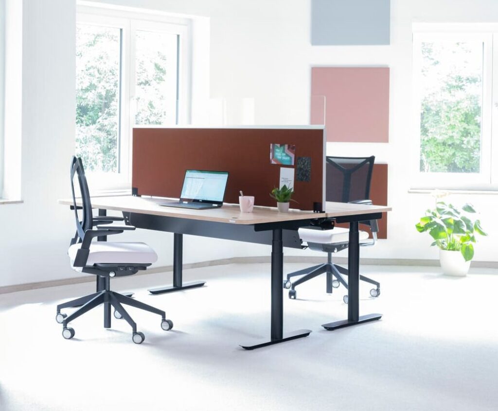Eckige Schreibtischtrennwand mit Decato für zwei Arbeitsplätze