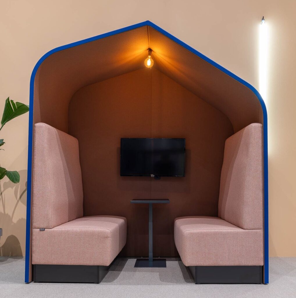 Casa Meet offene Meetingbox mit Sofas, Bildschirm und Tisch